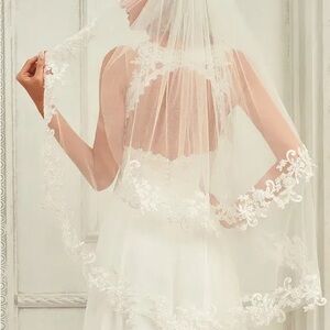 Elegant White Lace Bridal Veil